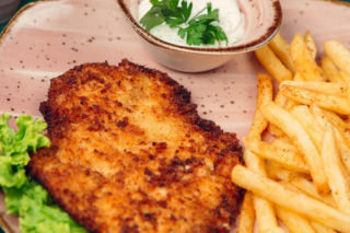 Koniec z twardym i suchym mięsem. Ten jeden składnik gwarantuje idealnie soczyste kotlety schabowe