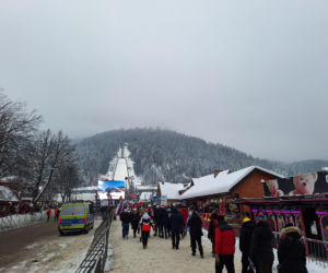 Tłumy kibiców pod Wielką Krokwią w Zakopanem