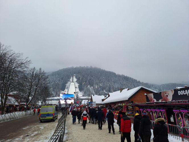 Tłumy kibiców pod Wielką Krokwią w Zakopanem