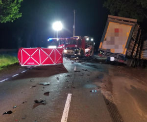 Ujazdówek. Przerażające ZDJĘCIA z wypadku na DK nr 60! Nie żyje kierowca citroena, który uderzył w volvo