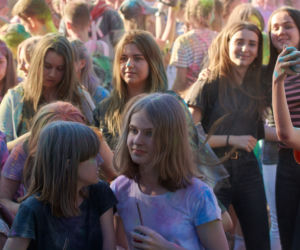 W Lubinie wybuchła bitwa... na kolorowe proszki. Zobacz zdjęcia z Festiwalu Kolorów! [GALERIA]