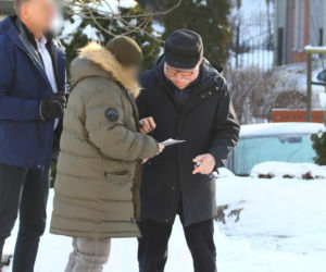 Lech Wałęsa rozdaje autografy