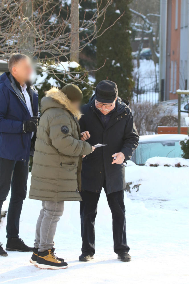 Lech Wałęsa rozdaje autografy