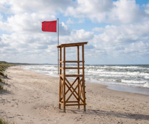 Sinice Mielno. Czy w Mielnie można się kąpać 19.08? Flaga, warunki pogodowe