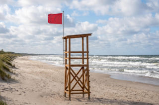 Sinice Mielno. Czy w Mielnie można się kąpać 19.08? Flaga, warunki pogodowe