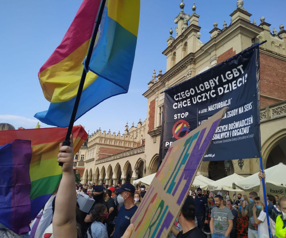 Marsz Równości na Rynku Głównym w dużym cieniu pandemii i w małym cieniu ONR