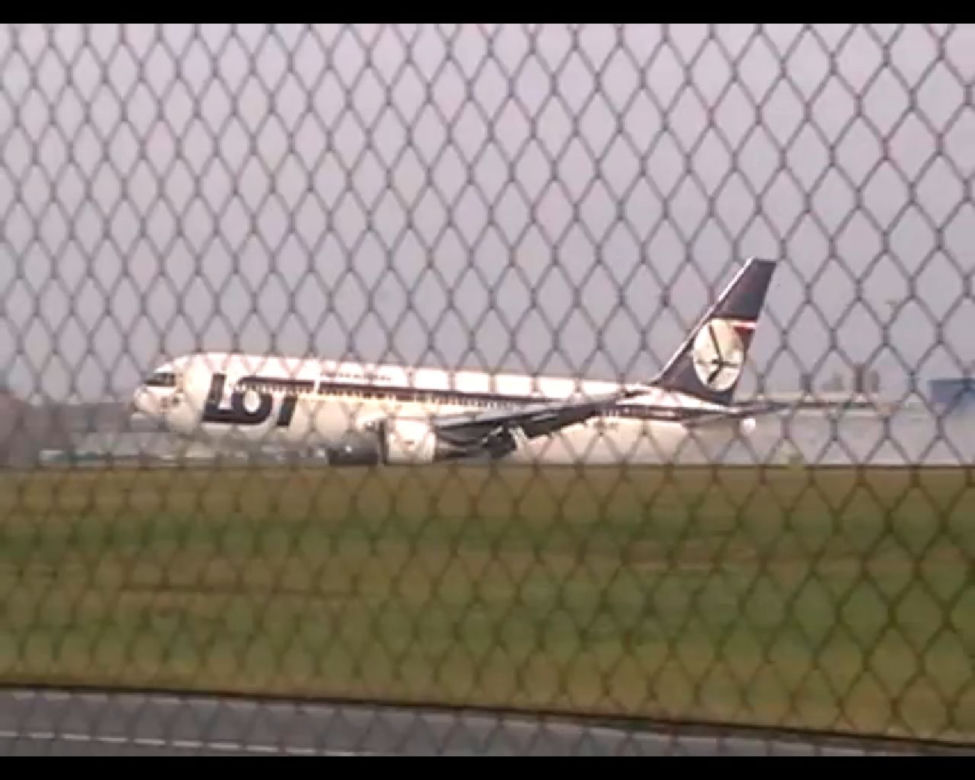 Awaryjne lądowanie Boeinga 767 na Okęciu - NOWE ZDJĘCIA
