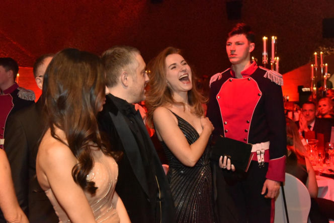 XIV Marszałkowski Bal Dobroczynny w CKK Jordanki. Zdjęcia ze środka. Efektowne kreacje VIP-ów