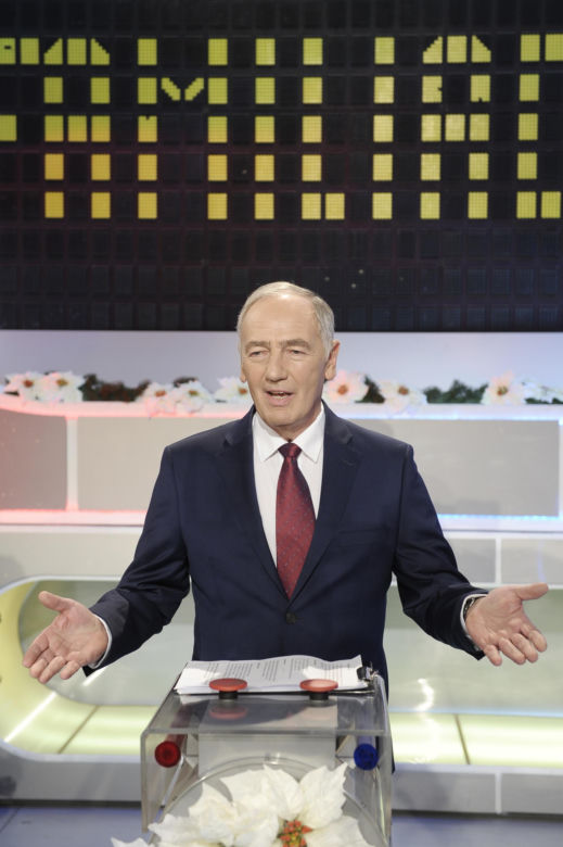 Karol Strasburger - córeczka przytula telewizor z "Familiadą"