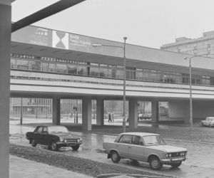 Ukończony w 1973 r. pawilon handlowo-usługowy na pl. Hirszfelda