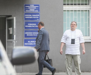Pani Basia przy łóżku prezesa
