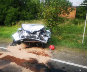 Śląskie: kierowca osobówki wjechał wprost pod autobus