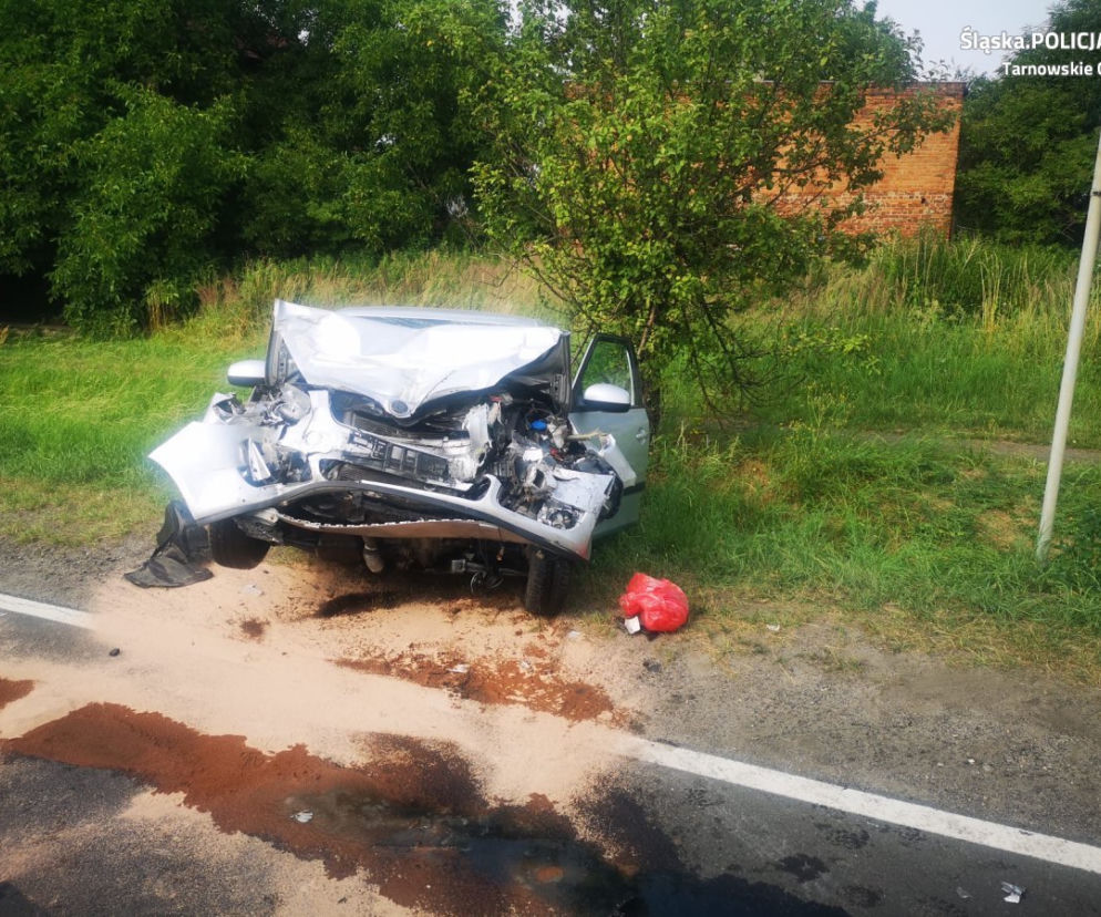 Śląskie: kierowca osobówki wjechał wprost pod autobus