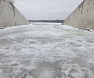 Wisła stanęła pod lodem. Zimowy spektakl w Starym Fordonie zachwyca, ale i ostrzega