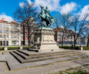 Król, Neptun i astronom przypominają o noszeniu maseczek