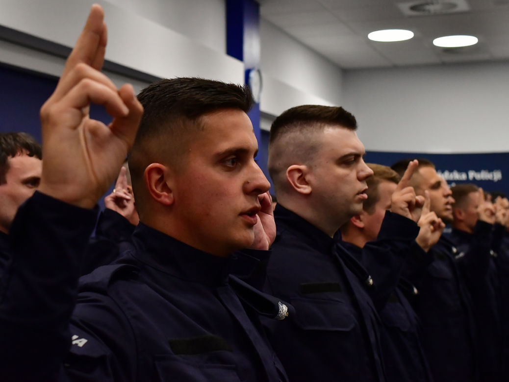 Nowi policjanci w podlaskiej policji. Region zyskał 40 nowych funkcjonariuszy