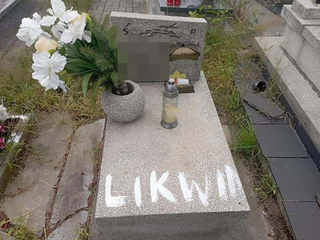 Ksiądz kazał białą farbą pisać na nagrobkach likwidacja