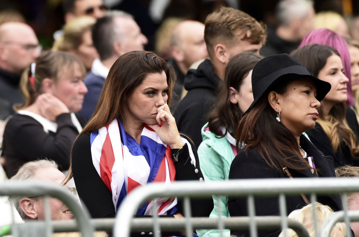 Łzy poddanych i trumna zmierzająca do Westminsteru
