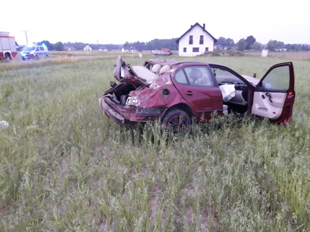 Olesno. 19-letni kierowca dachował w przydrożnym rowie. Całkowicie rozbił seata