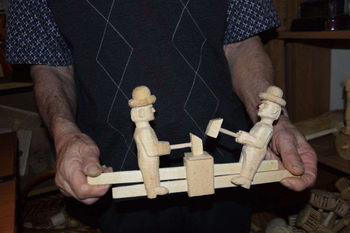  Trześń. Piękne zabawki z drewna struga Pan Jan  