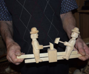  Trześń. Piękne zabawki z drewna struga Pan Jan  