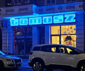 Neon Tomasz na ul. Rayskiego odzyskał dawny blask