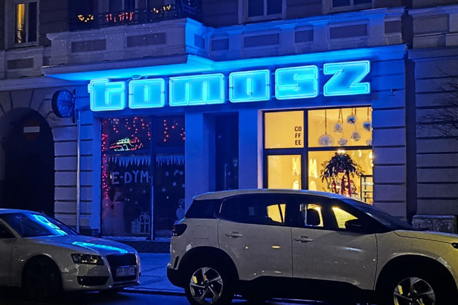 Neon "Tomasz" na ul. Rayskiego odzyskał dawny blask
