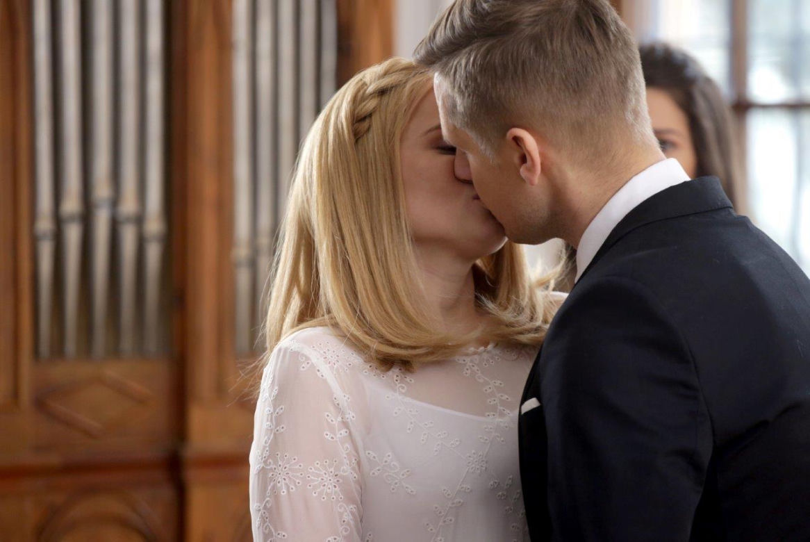 M jak miłość, Paweł (Rafał Mroczek) i Katia (Joanna Jarmołowicz)