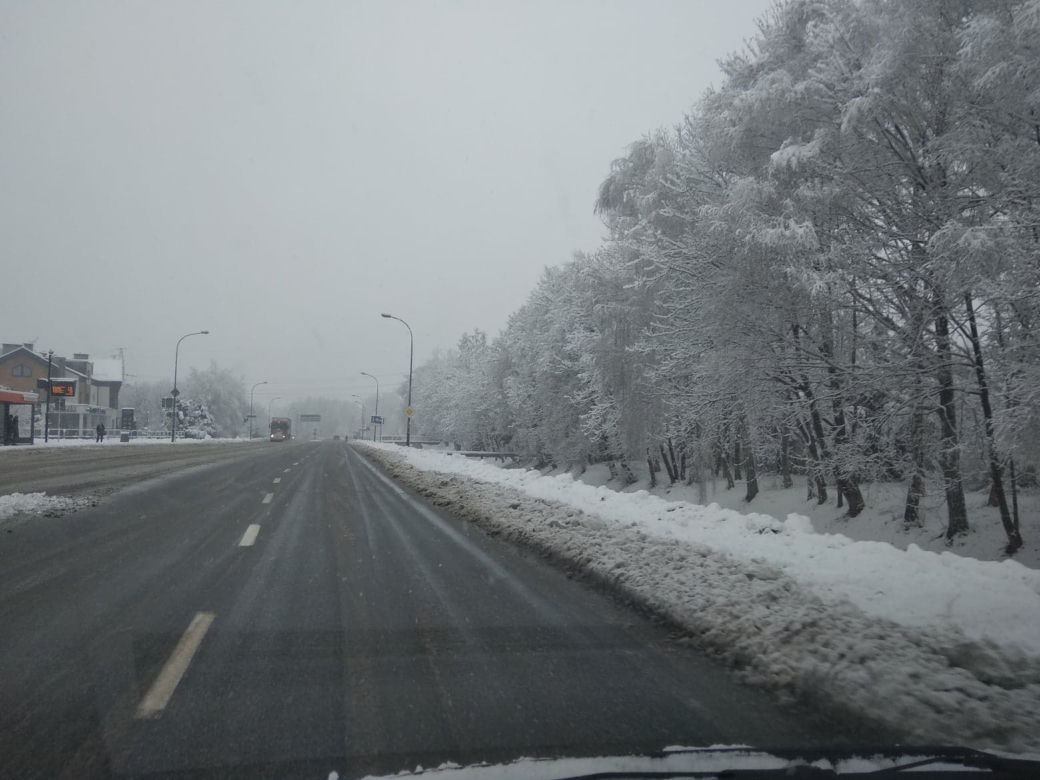 FATALNE warunki na drogach Rzeszowa. Śnieżny ARMAGEDON! [ZDJĘCIA]