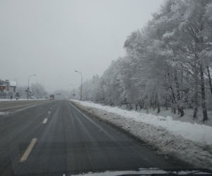 FATALNE warunki na drogach Rzeszowa. Śnieżny ARMAGEDON! [ZDJĘCIA]