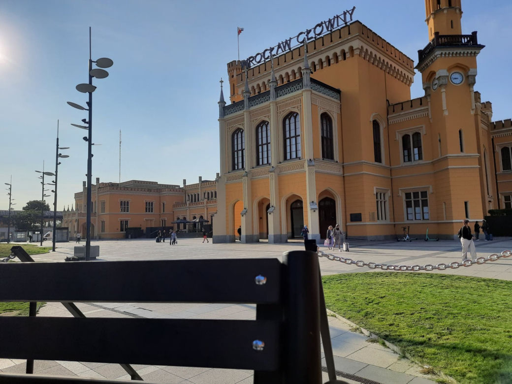 Instalacja stanęła przed Dworem Głównym PKP