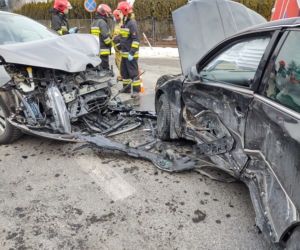 Potężna KRAKSA na ulicy Nawojowskiej w Nowym Sączu. Dwie osoby trafiły do szpitala