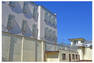 Byłym funkcjonariuszom Służby Więziennej postawiono zarzuty za udział w pobiciu internowanych w Iławie