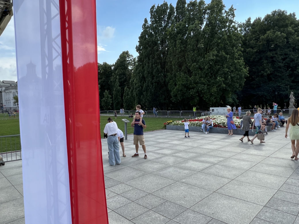 Wieniec od prezydenta Rafała Trzaskowskiego leży pod klombem. Co się stało przy Grobie Nieznanego Żołnierza?