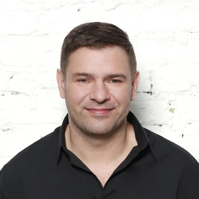 Tomasz Karolak na archiwalnych zdjęciach. Tak wyglądał na początku kariery