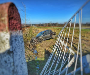 Gołaszyn: ZDERZENIE osobówki i POCIĄGU. 35-latek OMINĄŁ ZAPORY?! [ZDJĘCIA]