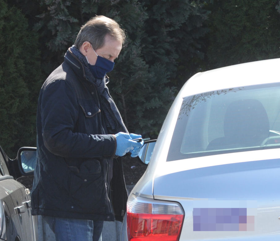 Marszałek Grodzki robi zakupy na bazarku