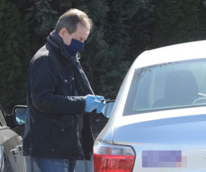 Marszałek Grodzki robi zakupy na bazarku