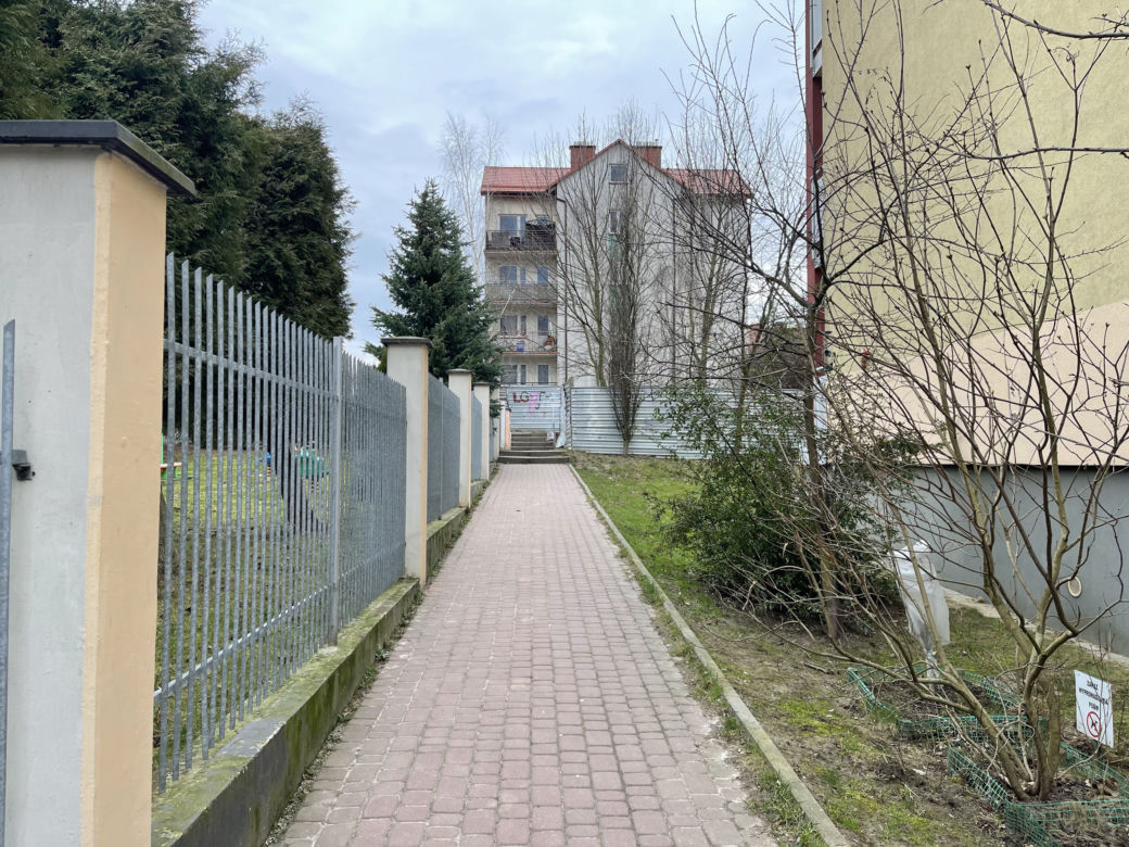 Mieszkańcy nie mogą już korzystać z popularnego skrótu. To teren prywatny dewelopera. „Niech nas pozamykają na osiedlu”