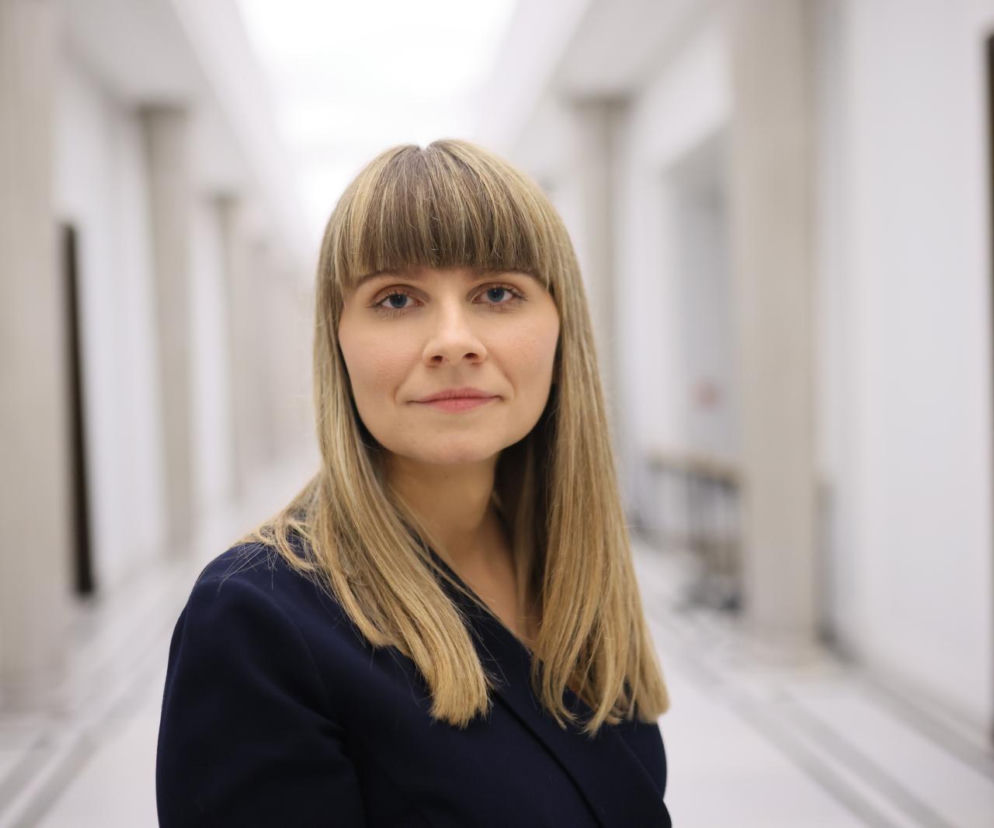 Rzeczniczka Praw Dziecka Monika Horna-Cieślak w jasnym korytarzu. O sprawie zawiadomienia do prokuratury czytaj na SE Polityka.