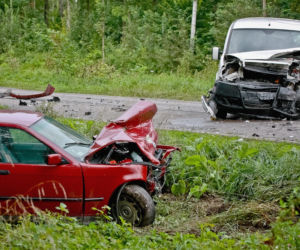 Sokołów Podlaski: Poważnie zderzenie bmw z fiatem. Ciężko ranna jest pasażerka bmw