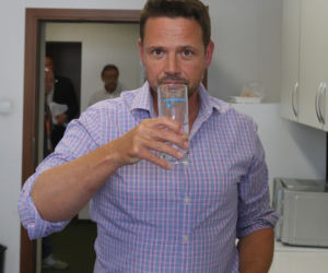 Trzaskowski. Kranówka jest zdrowa piję ją