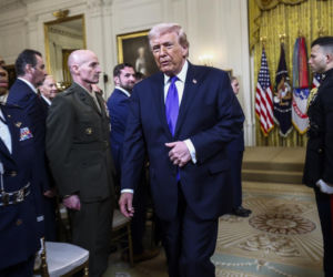 Ludzie poruszeni wyczynem żołnierza, którego pośmiertnie odznaczył Trump