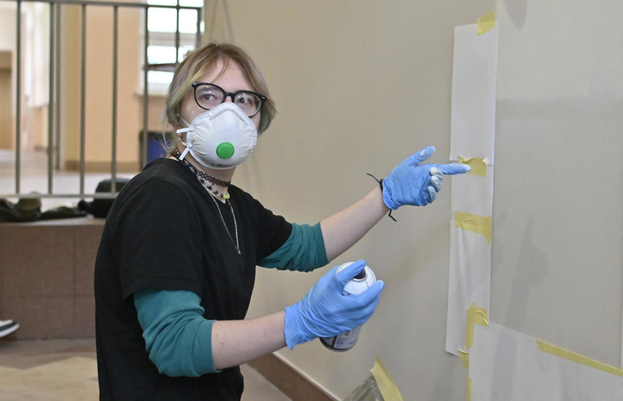 Uczniowie ZSP nr 1 stworzyli mural na ścianach szkoły. Grafika przedstawia patrona placówki