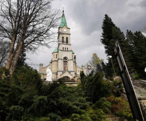 Świątynia czy targowisko? Kontrowersje wokół lunaparku przed sanktuarium. Mieszkańcy nie kryją oburzenia