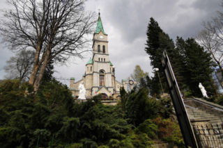 Świątynia czy targowisko? Kontrowersje wokół lunaparku przed sanktuarium. Mieszkańcy nie kryją oburzenia