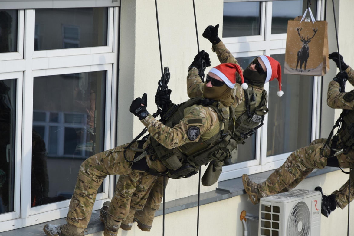 Policyjni kontterroryści pomagają Mikołajowi 