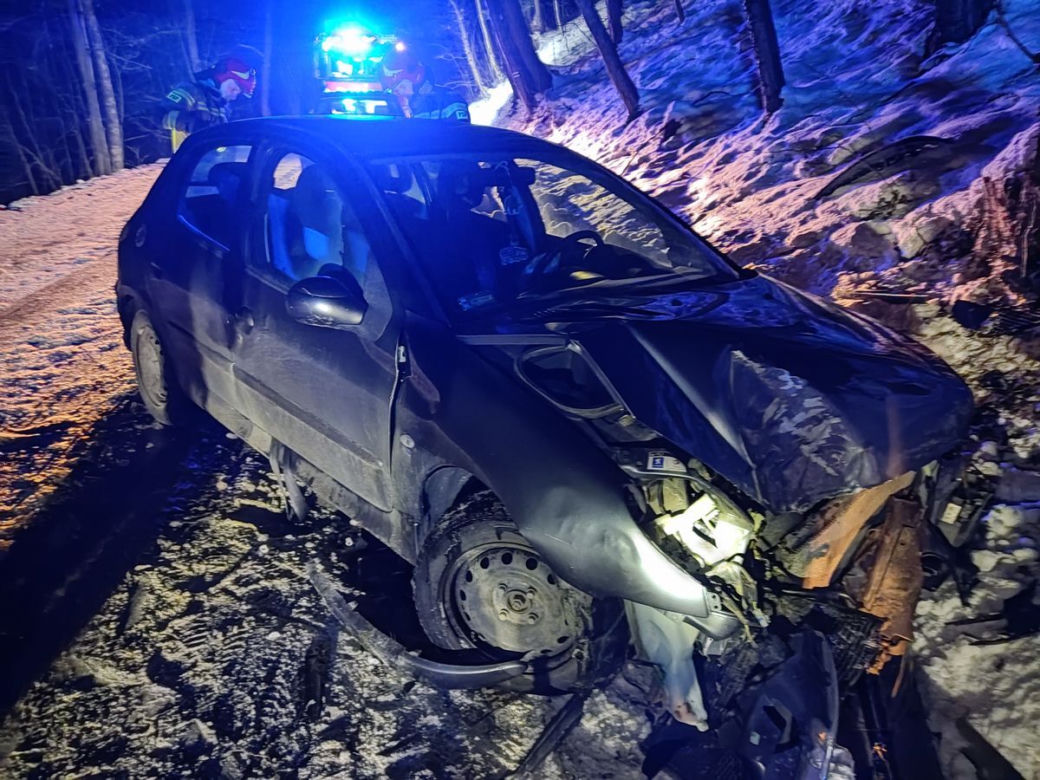 Jelna. Kobieta straciła panowanie nad peugeotem i uderzyła w skarpę. Trafiła do szpitala razem z dzieckiem