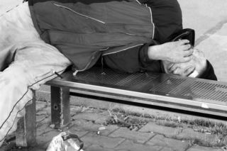 Lublin. Leżał pijany i nieprzytomny. Ileż on wypił! Najtęższe wątroby nie dałyby rady