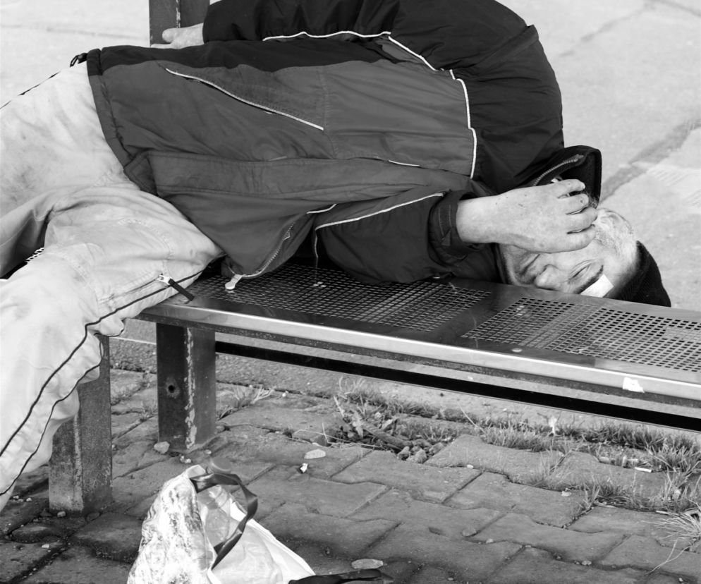 Lublin. Leżał pijany na chodniku. Ileż on wypił! Najtęższe wątroby nie dałyby rady